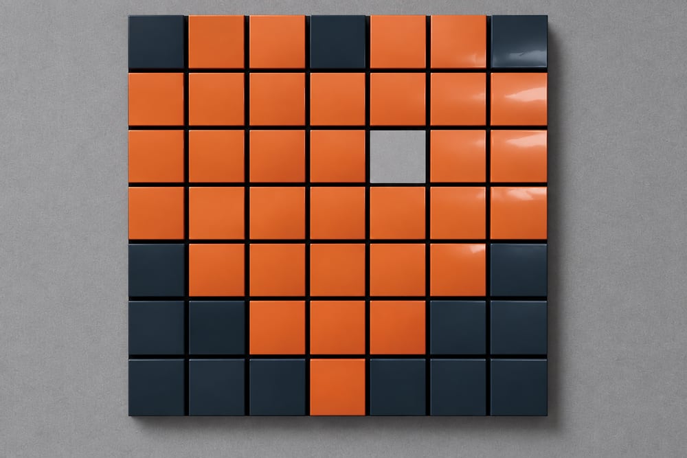 La même grille, composée d'un motif en tesselles orange et bleues